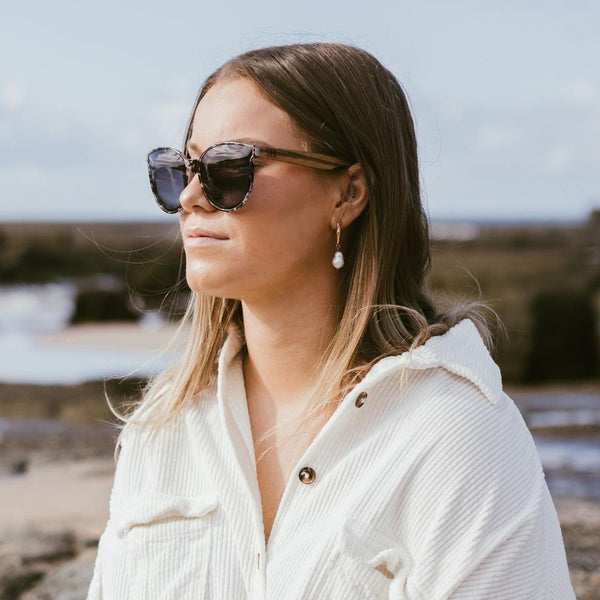 SOEK-BELLA IVORY TORTOISE l Black Graduated Lens l Walnut Arms