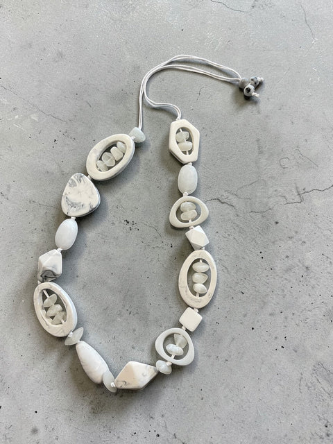 Resin oval necklace White and Marble