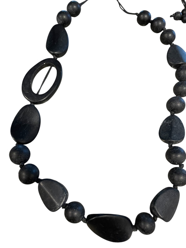 Resin oval necklace Black
