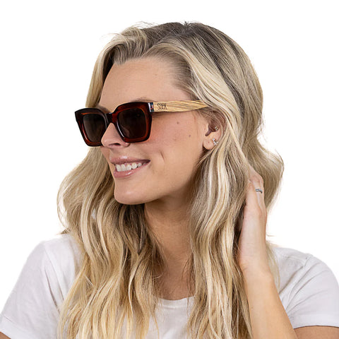 SOEK ZAHRA AUBURN l Smoky Polarised Lens l Walnut Arms