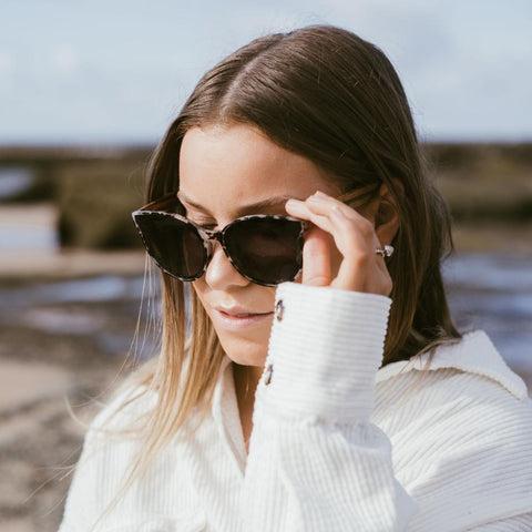 SOEK-BELLA IVORY TORTOISE l Black Graduated Lens l Walnut Arms